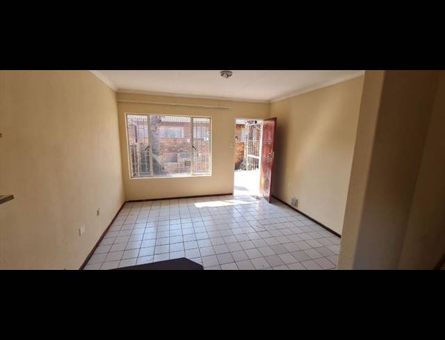 2 BEDROOM TOWNHOUSE FOR SALE IN TERENURE